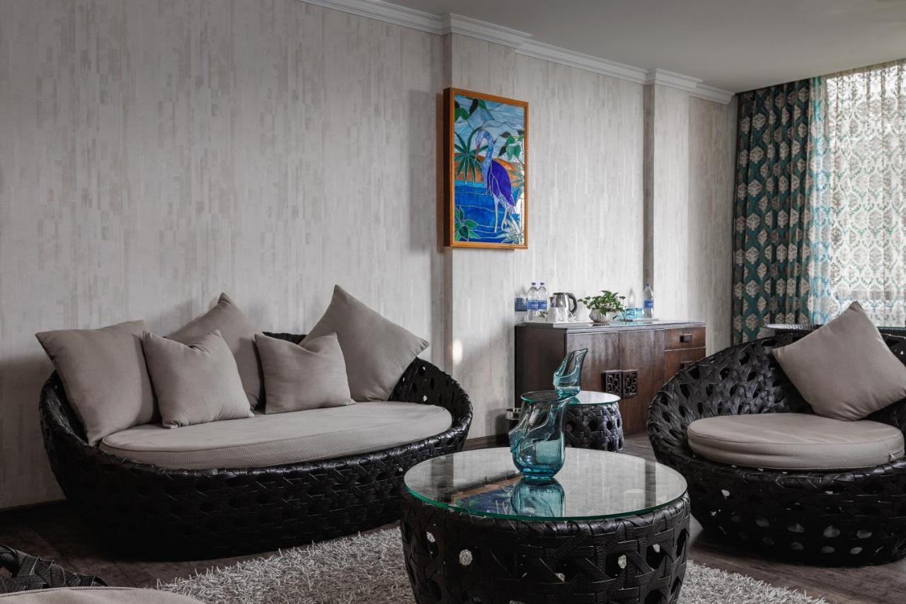 Hotel The Panoramic Getaway Munnar Zewnętrze zdjęcie A living room with a sofa and a coffee table