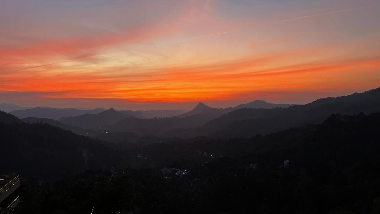 Hotel The Panoramic Getaway Munnar Zewnętrze zdjęcie Sunset over the Santa Monica Mountains
