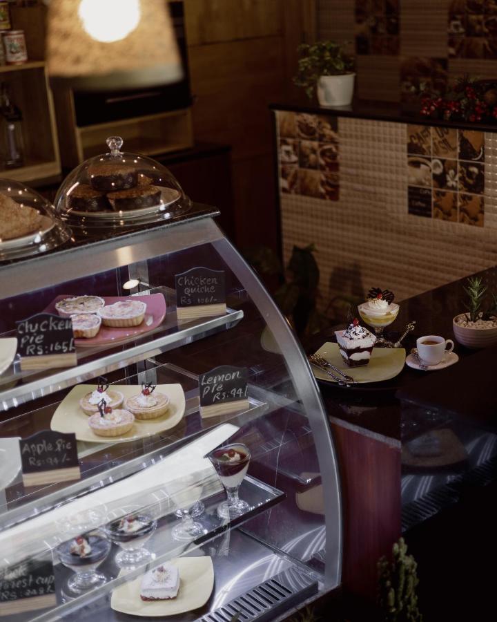 Hotel The Panoramic Getaway Munnar Zewnętrze zdjęcie A pastry display case