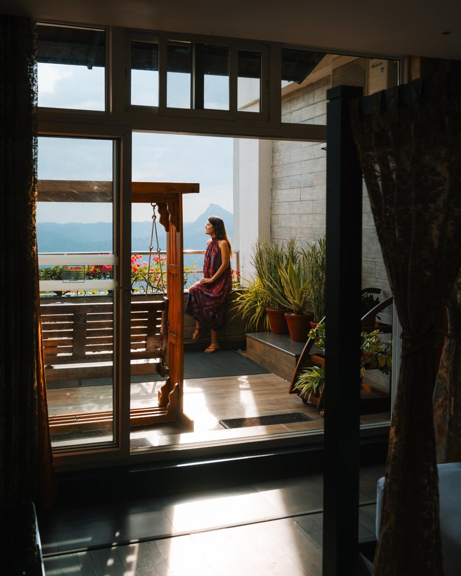 Hotel The Panoramic Getaway Munnar Zewnętrze zdjęcie A woman on a balcony