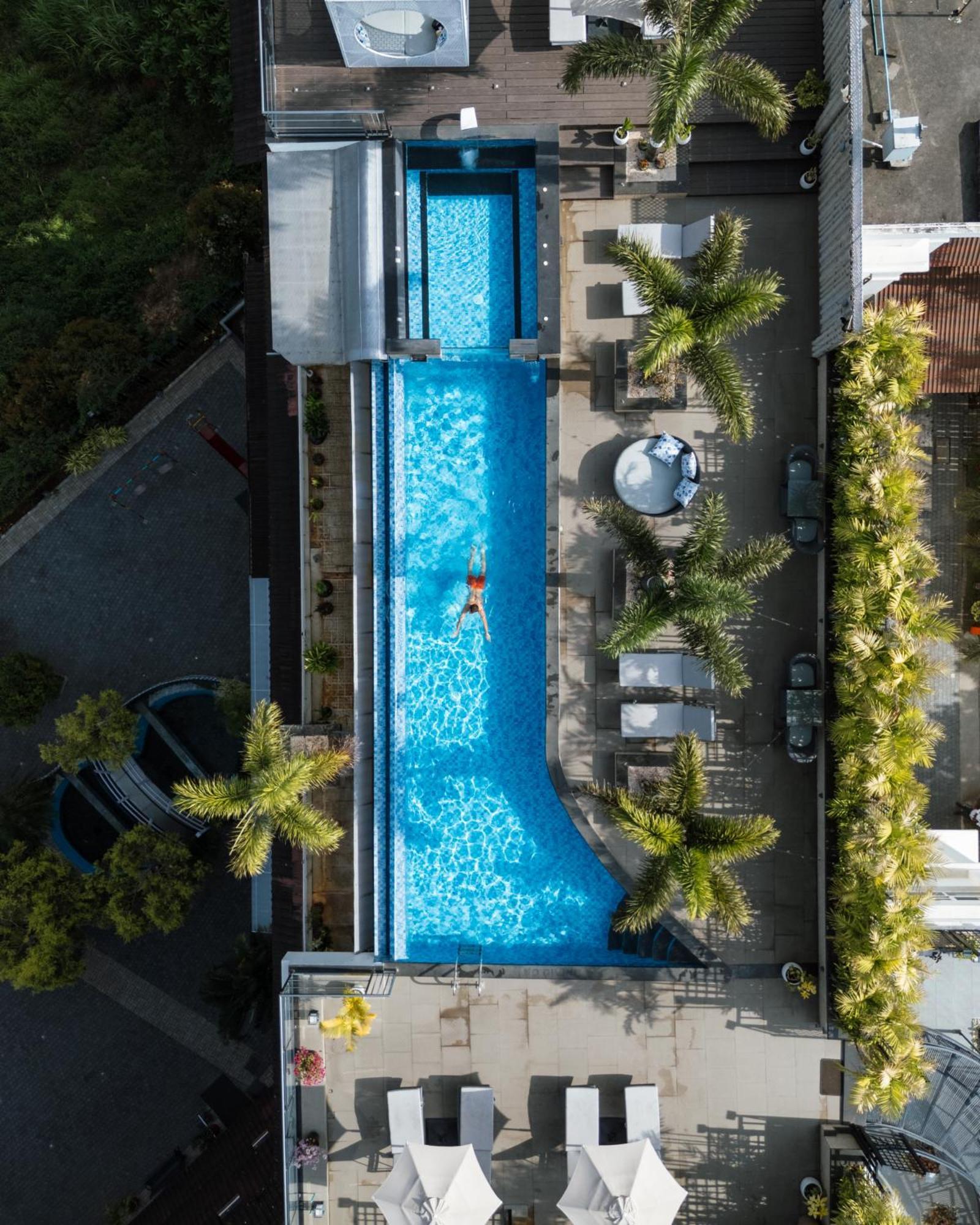 Hotel The Panoramic Getaway Munnar Zewnętrze zdjęcie Aerial view of the pool